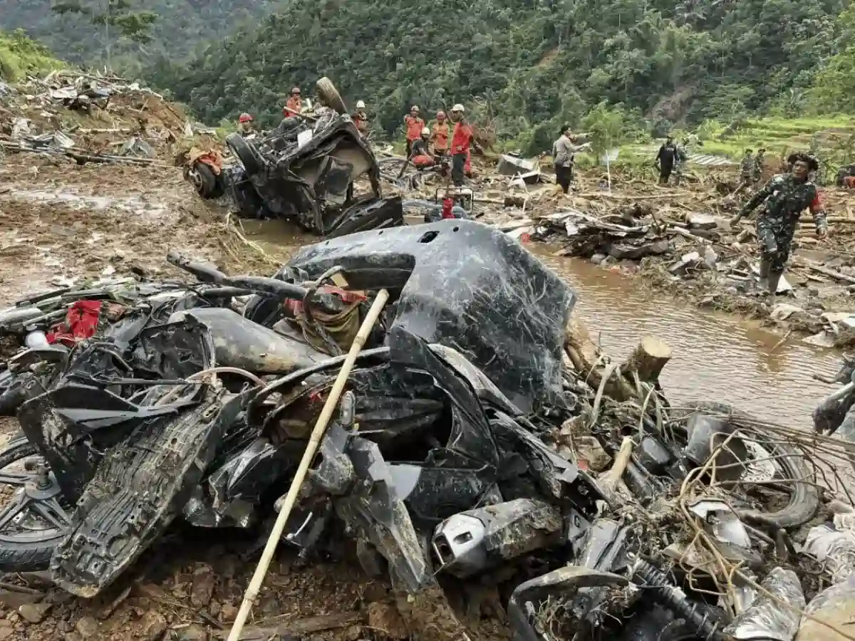 Indonesian Landslides Kill 21 as Rescuers Search for Survivors - AAMNEWSHUB.COM