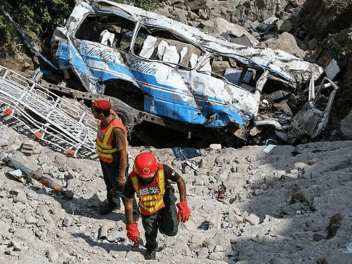 16 Killed In Jamshoro Traffic Accident - AAMNEWSHUB.COM