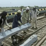 Pole-Ladder Strikes Moving Train In Khanewal, Injuring 17 Passengers - AAMNEWSHUB.COM