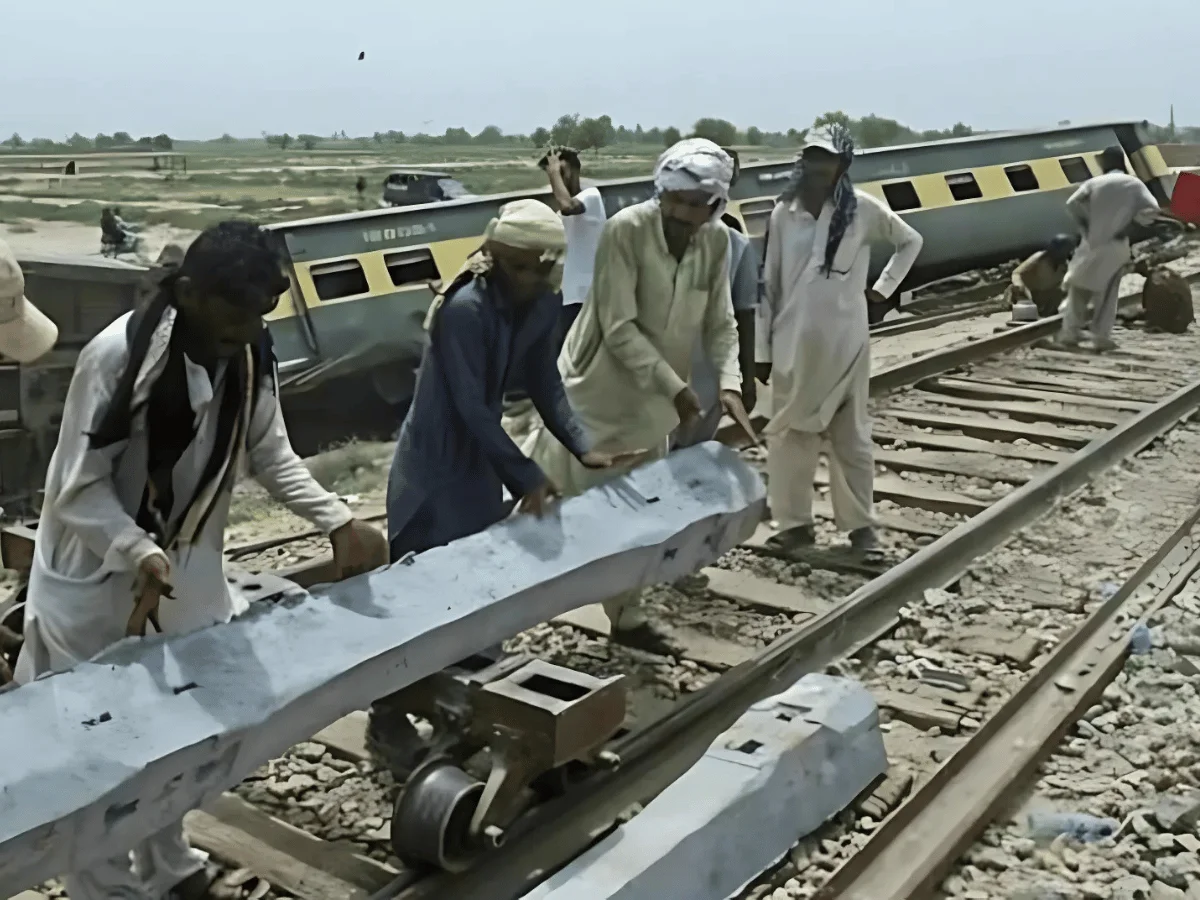 Pole-Ladder Strikes Moving Train In Khanewal, Injuring 17 Passengers - AAMNEWSHUB.COM